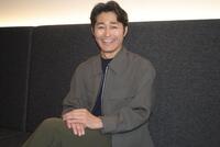笑顔を見せる安田顕