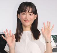 手を振る綾瀬はるか（撮影・吉澤敬太）