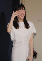 観客に手を振る綾瀬はるか（撮影・吉澤敬太）
