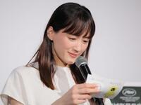 笑顔で質問カードを読む綾瀬はるか（撮影・吉澤敬太）