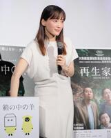箱の中から質問カードを引く綾瀬はるか（撮影・吉澤敬太）