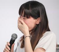 笑いをこらえる綾瀬はるか（撮影・吉澤敬太）
