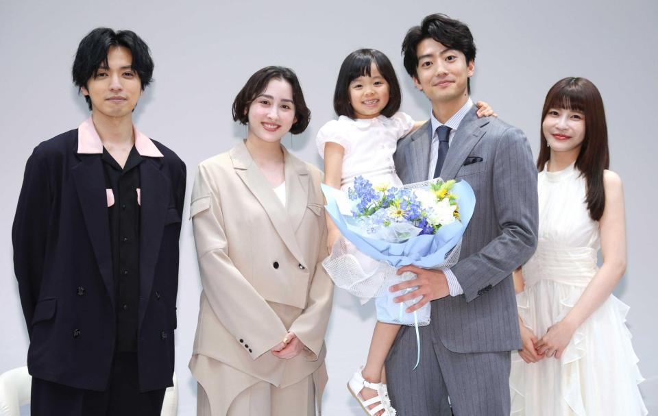 ドラマの会見に登場した（左から）桐山漣、早見あかり、久場音葉、伊藤健太郎、岸明日香（撮影・佐々木彰尚）