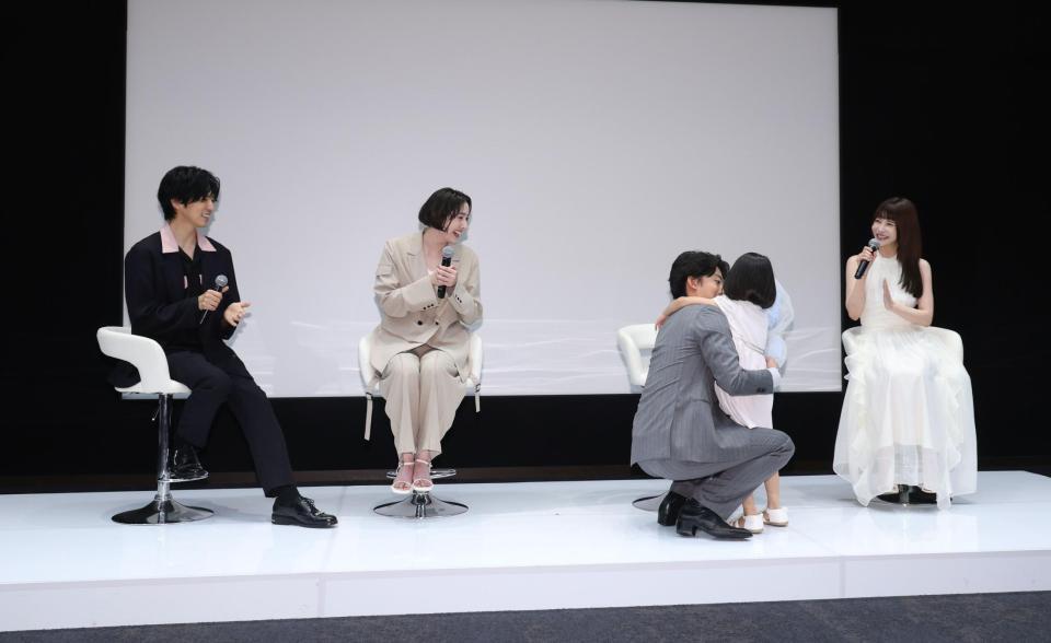 サプライズで登場した久場音葉ちゃんを抱きしめる伊藤健太郎（中央）＝撮影・佐々木彰尚