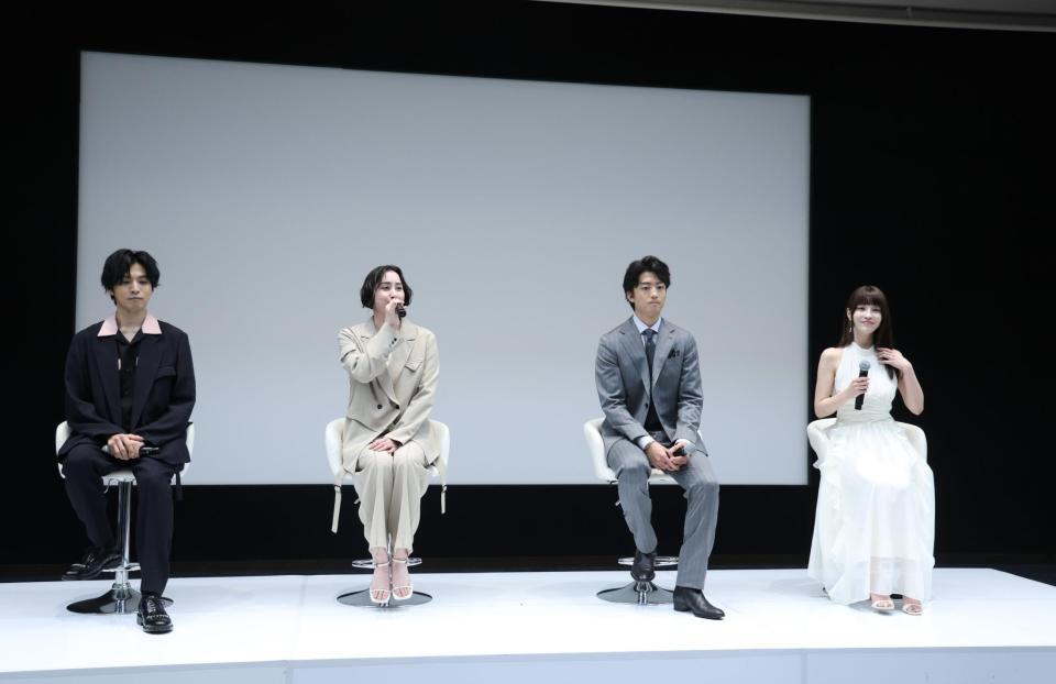 記者会見に登場した（左から）桐山漣、早見あかり、伊藤健太郎、岸明日香（撮影・佐々木彰尚）