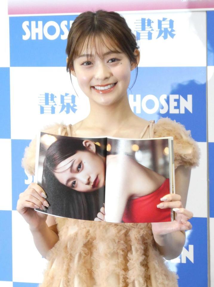 撮影に応じる田﨑さくら