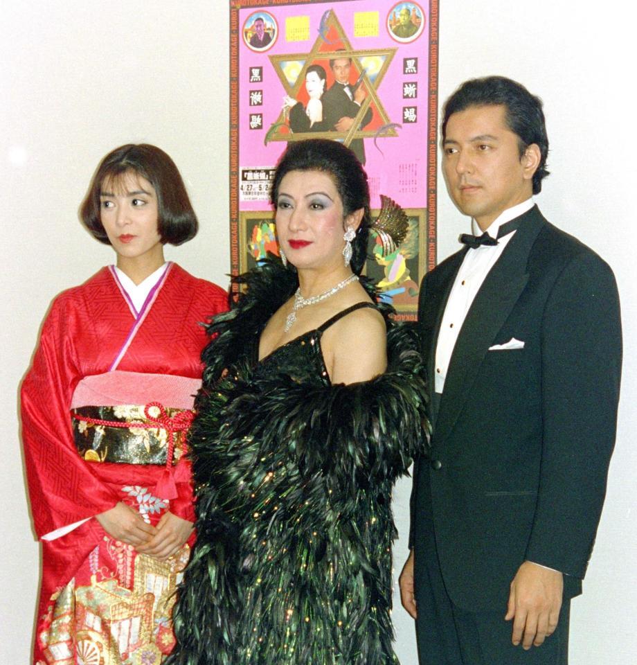 佐倉しおり（左）、榎本孝明（右）と「黒蜥蜴」に臨む美輪さん＝１９９３年