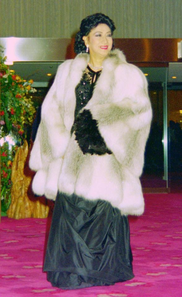 宅麻伸、賀来千香子の結婚披露宴に出席する美輪さん＝１９９４年