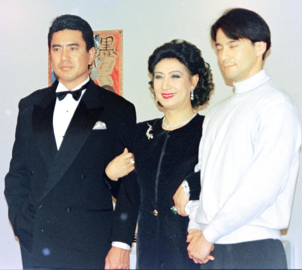 名高達郎（左）と「黒蜥蜴」に臨む美輪さん＝１９９４年