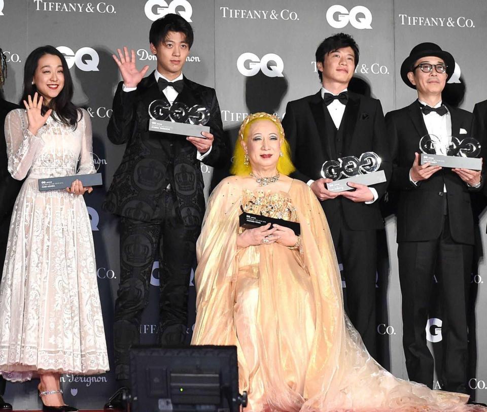 ＧＱ　ＭＥＮ　ＯＦ　ＴＨＥ　ＹＥＡＲで表彰された（左から）浅田真央さん、竹内涼真、美輪さん＝１８年