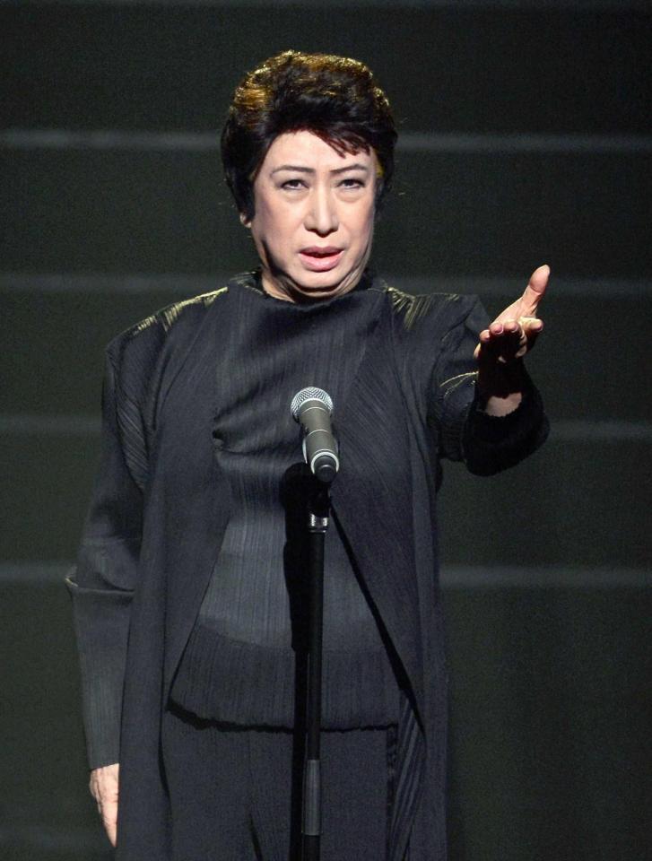 紅白初出場で「ヨイトマケの唄」を歌う美輪さん＝１２年