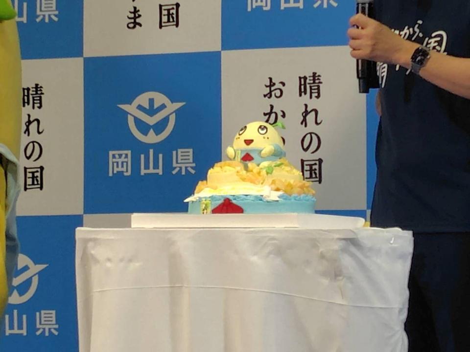 「晴れの国ＯＫＡＹＡＭＡ魅力発見プロジェクト」キックオフ！記者発表会でふなっしーの誕生日を祝してケーキが登場した