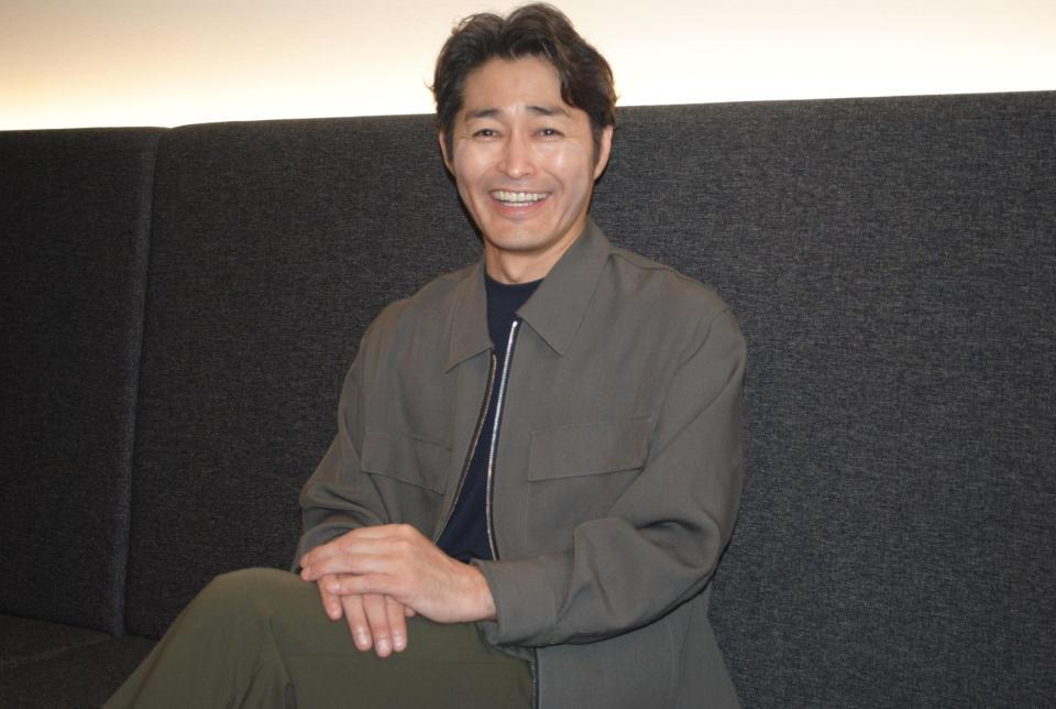 笑顔を見せる安田顕
