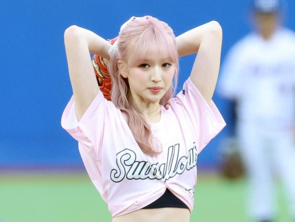 始球式に登場したＭＥ：Ｉ・ＳＵＺＵ（２８日）