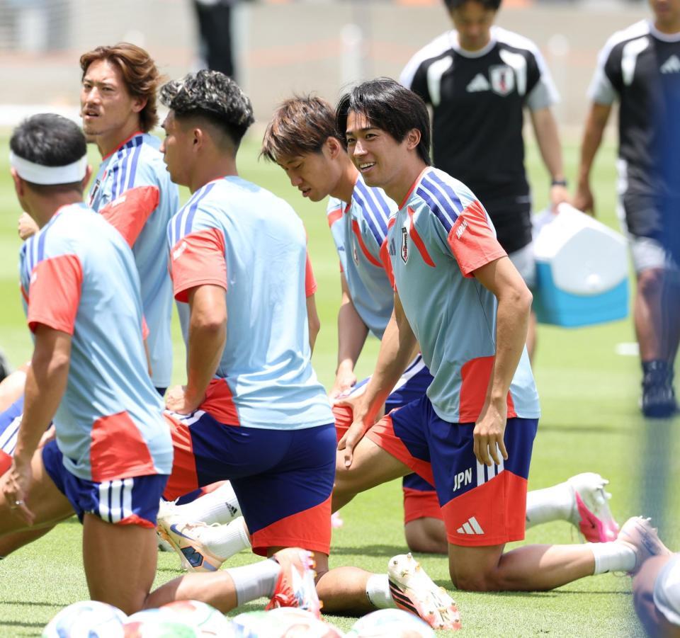 笑顔を見せる中村敬斗（中央）＝ヒューストン（２８日）