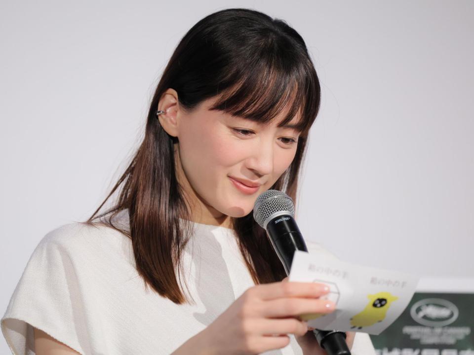 笑顔で質問カードを読む綾瀬はるか（撮影・吉澤敬太）