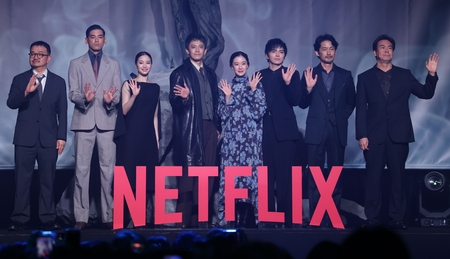 笑顔で手を振る（左から）ヨン・サンホ氏、ＵＴＡ、広瀬すず、小栗旬、蒼井優、林遣都、竹野内豊、片山慎三監督（撮影・金田祐二）