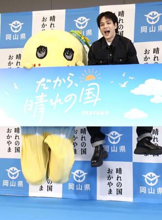 「晴れの国ＯＫＡＹＡＭＡ魅力発見プロジェクト」キックオフ！記者発表会で豪快にジャンプする（左から）ふなっしー、ＪＯ１・豆原一成＝化学会館　