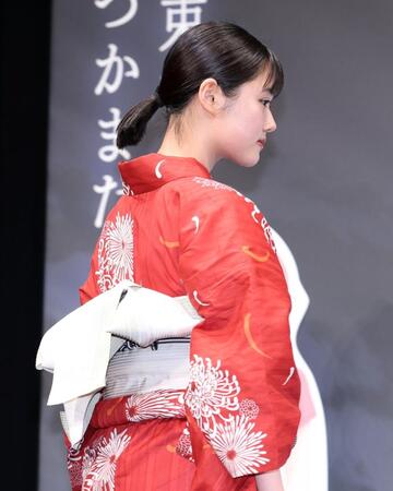 アニメ映画「君と花火と約束と」完成披露試写会に浴衣姿で登場した原菜乃華（撮影・伊藤笙子）