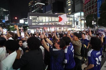試合前に盛り上がる渋谷スクランブル交差点