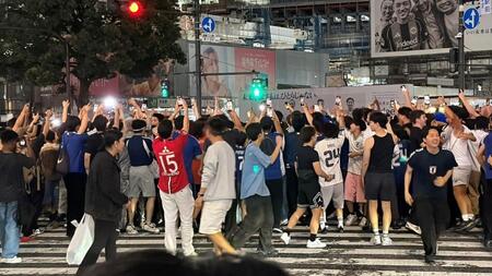 試合前から人で溢れかえるスクランブル交差点＝東京・渋谷スクランブル交差点