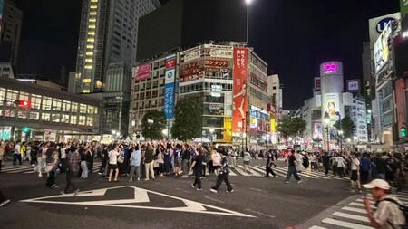 試合前から人で溢れかえるスクランブル交差点＝東京・渋谷スクランブル交差点