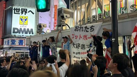試合前から全力応援する人々＝東京・渋谷スクランブル交差点