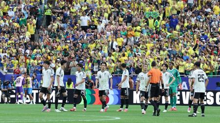 後半、マルチネリに勝ち越しゴールを決められ、呆然とする日本代表イレブン＝ヒューストンスタジアム（撮影・中田匡峻）