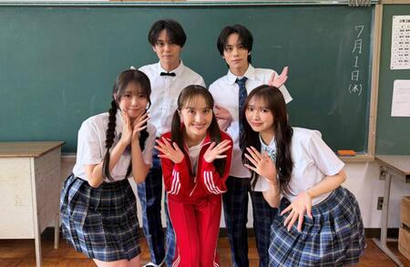 （前列左から）藤咲碧羽、百田夏菜子、山口綺羅（後列左から）沢村玲、山下幸輝