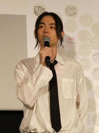 トークする菅田将暉