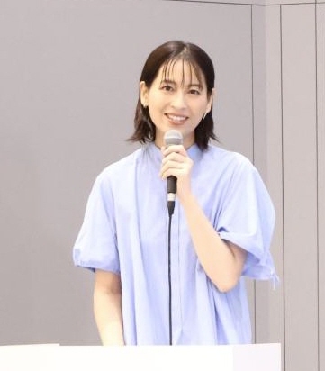 「晴れの国ＯＫＡＹＡＭＡ魅力発見プロジェクト」キックオフ！記者発表会で司会進行を務めた青木裕子
