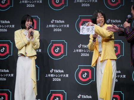おヨネ（左）に激似と話題で「老ヨネ」と呼ばれているというＣＯＷＣＯＷ多田健二