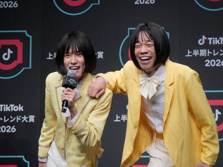 そっくりと話題なおヨネ（左）とＣＯＷＣＯＷ多田健二