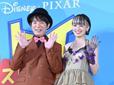 笑顔で手を振る濱口優（左）と南明奈（撮影・園田高夫）