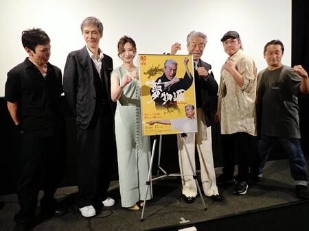 映画「夢物語　Ｔｈｅ　Ｌｉｖｉｎｇ　Ｄｒａｇｏｎ」完成披露上映会に登壇した（左から）下村勇二監督、加藤雅也、武田梨奈、倉田保昭、高岩成二、坂本浩一監督