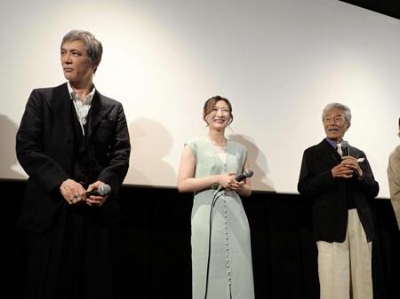 映画「夢物語　Ｔｈｅ　Ｌｉｖｉｎｇ　Ｄｒａｇｏｎ」完成披露上映会で笑顔の（左から）加藤雅也、武田梨奈、倉田保昭