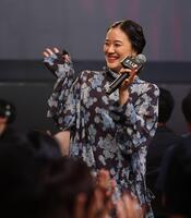 笑顔で手を振る蒼井優（撮影・金田祐二）