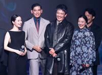 談笑する（左から）広瀬すず、ＵＴＡ、小栗旬、蒼井優