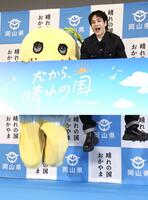 「晴れの国ＯＫＡＹＡＭＡ魅力発見プロジェクト」キックオフ！記者発表会で豪快にジャンプする（左から）ふなっしー、ＪＯ１・豆原一成＝化学会館　