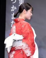 アニメ映画「君と花火と約束と」完成披露試写会に浴衣姿で登場した原菜乃華（撮影・伊藤笙子）