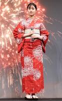 アニメ映画「君と花火と約束と」完成披露試写会に浴衣姿で登場した原菜乃華（撮影・伊藤笙子）