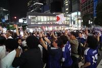 試合前に盛り上がる渋谷スクランブル交差点