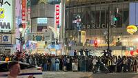 試合前から人で溢れかえるスクランブル交差点前＝東京・渋谷スクランブル交差点