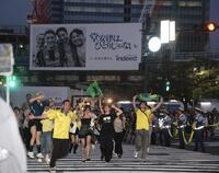 喜ぶブラジルサポーター＝渋谷駅前