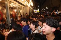 敗戦にガッカリの人たち＝渋谷センター街