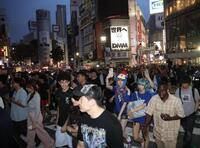 足取り重く駅に向かうサポーター＝渋谷駅前