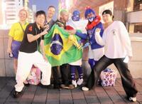 戎橋には多くの日本、ブラジル両国のサポーターが集まった