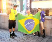 歓喜のブラジルサポーター＝大阪市の戎橋