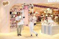ｓａｎｒｉｏ　ｈｏｕｓｅルクア大阪店のオープンイベントに登場した見取り図・盛山晋太郎（左）とゆうちゃみ
