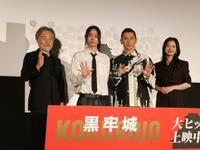 撮影に応じる（左から）黒沢清監督、菅田将暉、本木雅弘、吉高由里子